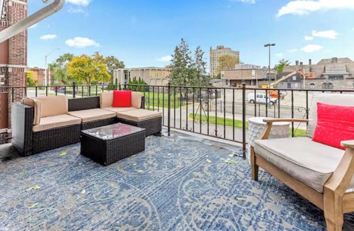 Detroit Apartment | Spacious 4-bedroom apartment in delightful Detroit with AC