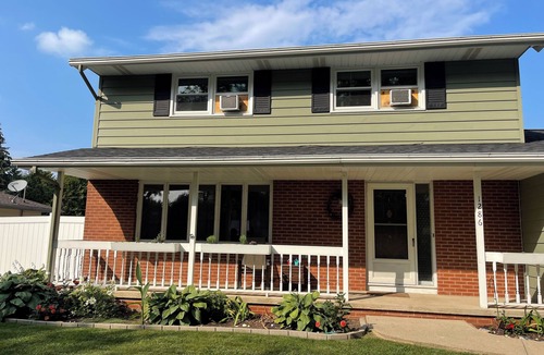 Ashwaubenon House | Spacious 4-bedroom house - 3 blocks from Lambeau! Price Reduced!