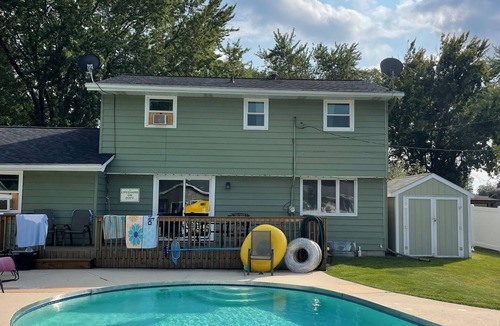 Ashwaubenon House | Spacious 4-bedroom house - 3 blocks from Lambeau! Price Reduced!