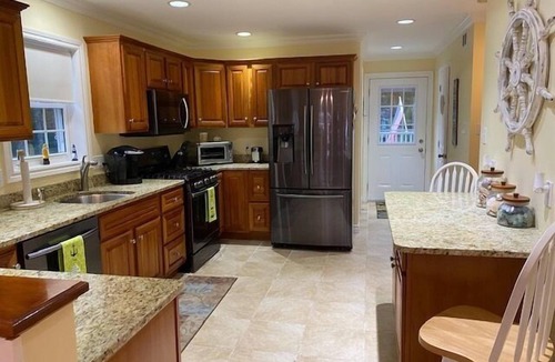 Southern Coast House | Spacious 4 Bedroom Home Sleeps 14 in beds