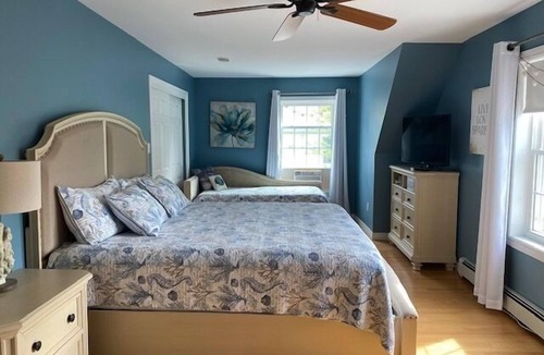 Southern Coast House | Spacious 4 Bedroom Home Sleeps 14 in beds