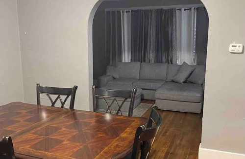 Detroit House | Spacious 4-bedroom house in adorable Detroit with AC