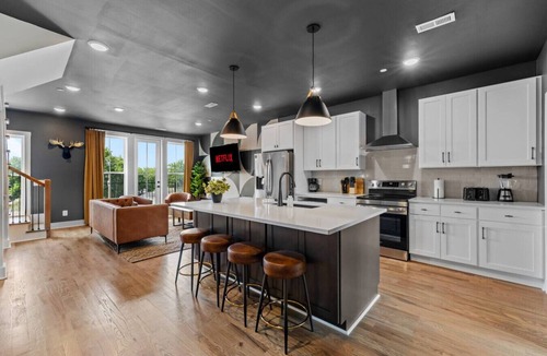 Talbot's Corner Villa | Spacious 4BR Bachelor Retreat-Game Room & Rooftop!