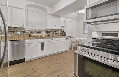 Detroit House | Spacious 5-BD Large Group Retreat w/Hot Tub & Fire Pit in heart of Detroit