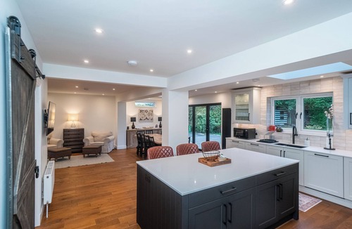 Barnton House | Spacious 5-Bed Home with Garden & Parking - Pass the Keys