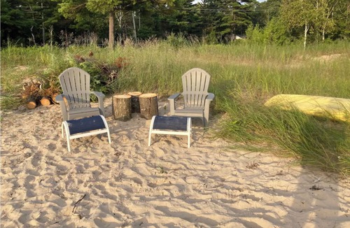 Menonaqua Beach Cottage | Spacious 5-bedroom cottage on Menonaqua Beach with private beach