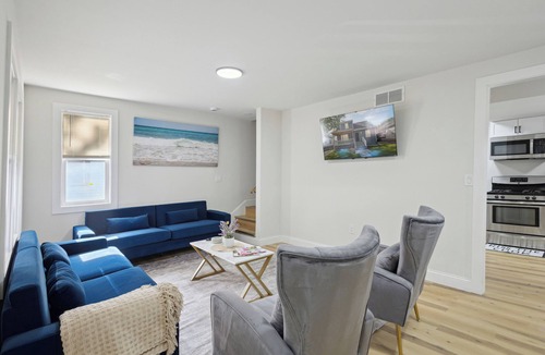 Lansing House | Spacious 5-bedroom building with WiFi, AC in fabulous Lansing