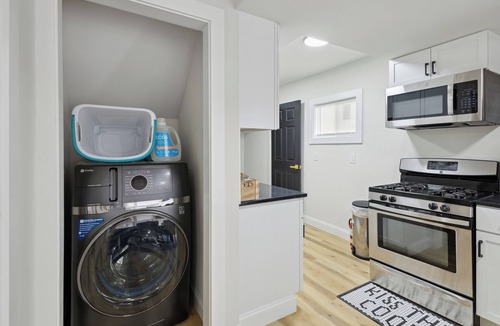 Lansing House | Spacious 5-bedroom building with WiFi, AC in fabulous Lansing