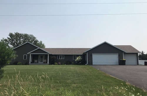 Pickett House | Spacious 5-bedroom house close to EAA-3 miles