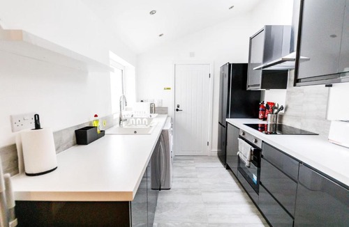 Sunderland Apartment | Spacious 5 Bedroom House - Perfect for Contractors