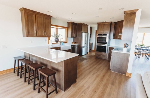 New London House | Spacious 5-bedroom on Lake Andrew w/Private Dock/Game Room/Gym &<2 hours to MSP