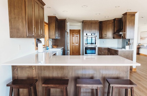 New London House | Spacious 5-bedroom on Lake Andrew w/Private Dock/Game Room/Gym &<2 hours to MSP
