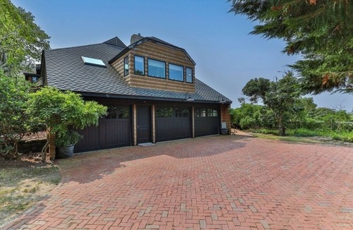 Chatham House | Spacious 5-bedroom oceanfront estate in marvelous Chatham with AC