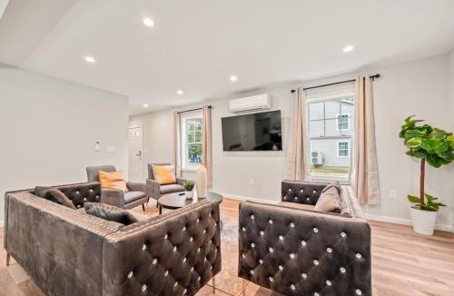 Maple Hill House | Spacious 5BR House with King Beds in Prime Location