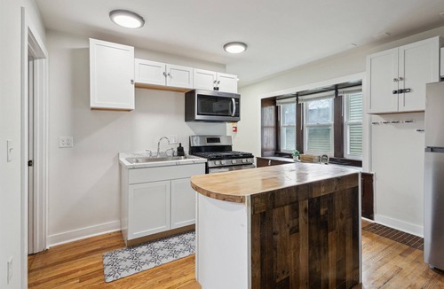 Lansing House | Spacious 6-bedroom building in fabulous Lansing with WiFi, AC
