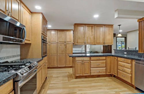 Bristol House | Spacious 6 Bedroom Cozy Seaside Escape