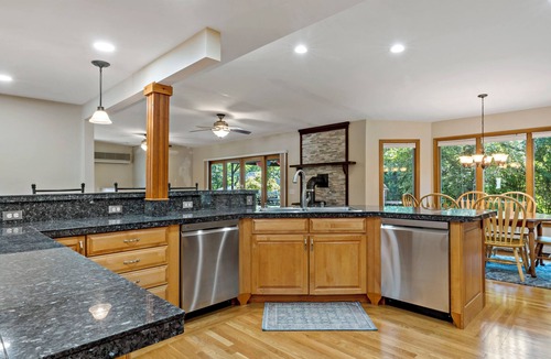 Bristol House | Spacious 6 Bedroom Cozy Seaside Escape