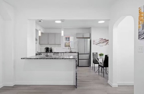 Nokomis House | Spacious 6-bedroom house in fabulous Minneapolis with WiFi, AC