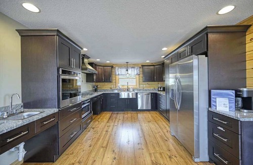 McHenry Ski Chalet | Spacious 6BR Chalet - HOT TUB - McHenry