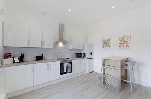 South Shields House | Spacious 6BR Sleeps 12 with Parking