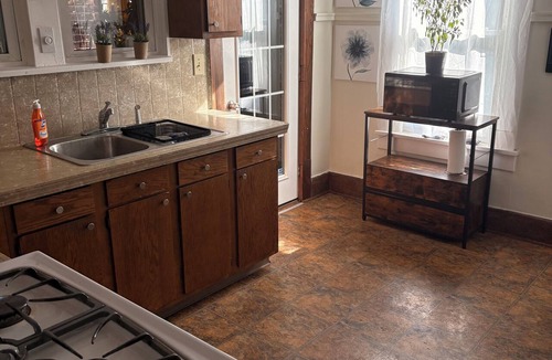 Cuyahoga Falls House | Spacious 7 bedrooms sleeps 12-downtown& river 2 blocks Dog Friendly