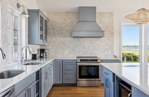 Scarborough House | Spacious 7-bedroom house with WiFi and AC in fabulous Pine Point Scarborough