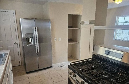 Lansing House | Spacious and Convenient 3-bedroom Home