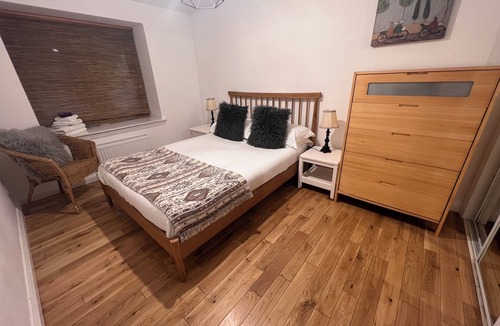 City Centre Glasgow Apartment | Spacious and Modern 3 Bedroom 1 Bathroom Apartment Near Art School, City Centre