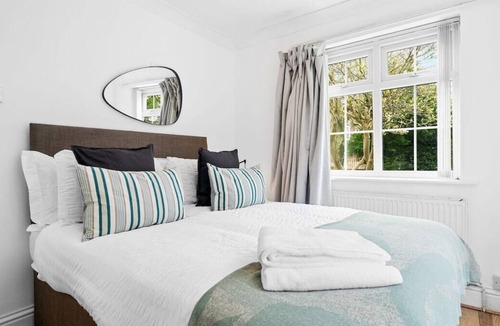 Bramcote House | Spacious and Modern House - Wollaton Way by Tŷ SA
