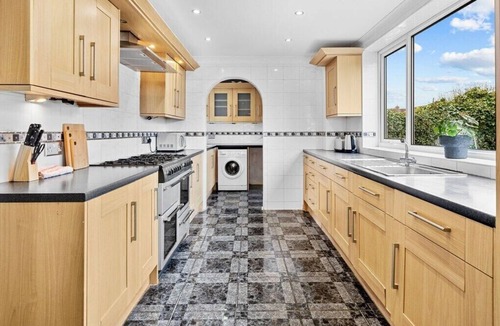 Bramcote House | Spacious and Modern House - Wollaton Way by Tŷ SA
