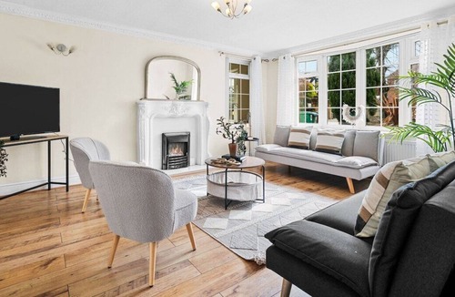 Bramcote House | Spacious and Modern House - Wollaton Way by Tŷ SA