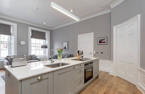 West End Apartment | Spacious Apartment close to Princes Street