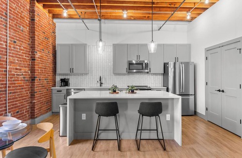 Downtown St. Louis Apartment | Spacious Bedroom Loft Walk to Arch + Convention Center + Gated Parking
