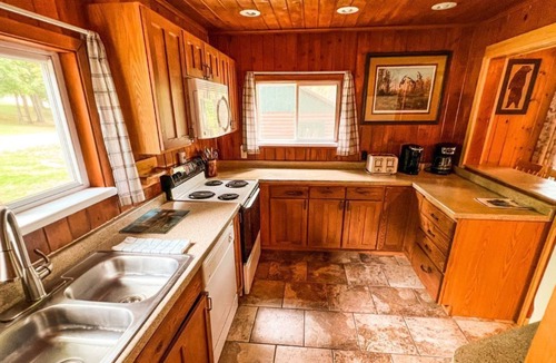 Puposky Cabin | Spacious Bemidji Family Retreat - Steps to Beach & Resort Amenities