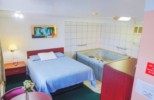 Bay City Hotel | Spacious Comfort Near Downtown Bay City – Ideal for Sightseeing & Relaxation