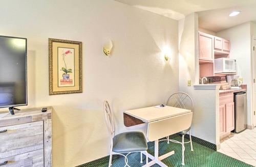 Pigeon Condo | Spacious Condo w/Balcony, 4 Mi to Beach!
