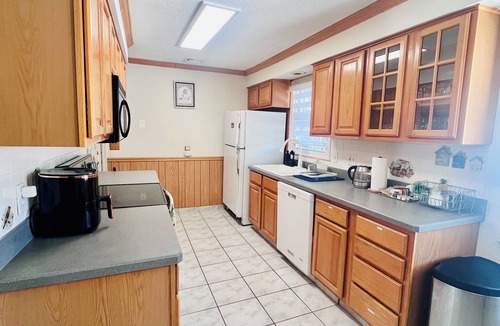 Farmington House | Spacious, cozy 3BR Home-Near CCSU, UConn Health