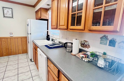 Farmington House | Spacious, cozy 3BR Home-Near CCSU, UConn Health
