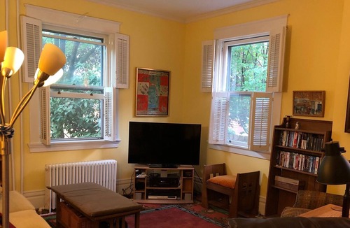 Bell Court House | Spacious, downtown retreat overlooking historic Bell Place park