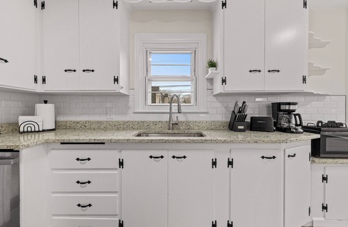 Huntington Woods House | Spacious family-friendly 4 BD home- AC, ping pong, by downtown Royal Oak, Zoo