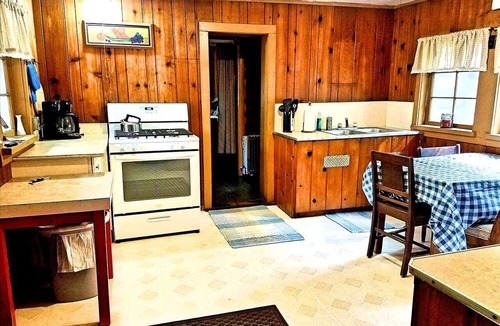 Wellston Cabin | Spacious Family-Friendly Log Cabin with Lake Views near Cadillac, Michigan