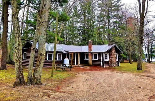 Wellston Cabin | Spacious Family-Friendly Log Cabin with Lake Views near Cadillac, Michigan