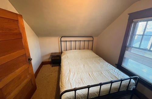 Columbus House | Spacious, Family Friendly 4BR, 5Qn Beds with Garage in Columbus
