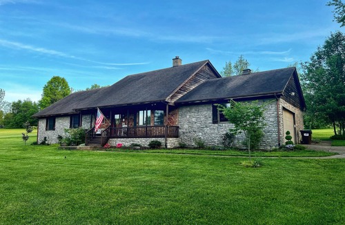 Keene House | Spacious family Lodge: Solar pool, hot tub, bikes, fire pit & EV charger.
