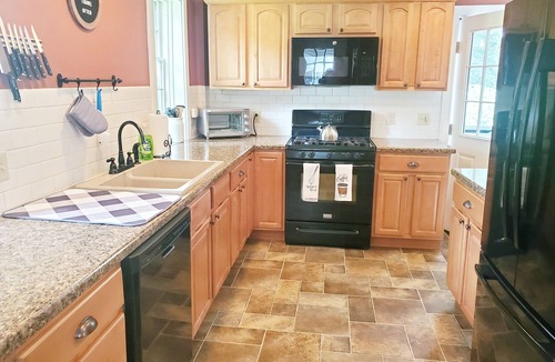 Kingston House | Spacious Farmhouse near beaches, bike path and URI