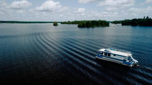 Babbitt Boat Rental | Spacious Getaway Series Cabin-Style Boat with Water Slide Near Babbitt, MN