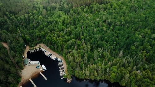 Babbitt Boat Rental | Spacious Getaway Series Houseboat with Water Slide & Penthouse Deck Near Babbitt, Minnesota