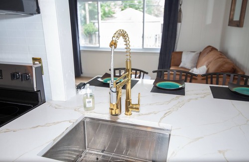 Brooklyn House | Spacious Home 4.5m to Cleveland Airport WiFi, AC, soccer fields, park & pavilion