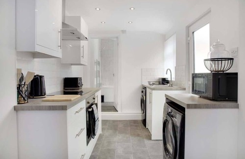 Sunderland House | Spacious Home for Groups & Contractors, Free WiFi