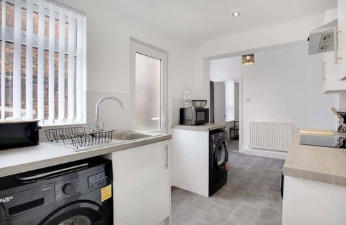 Sunderland House | Spacious Home for Groups & Contractors, Free WiFi